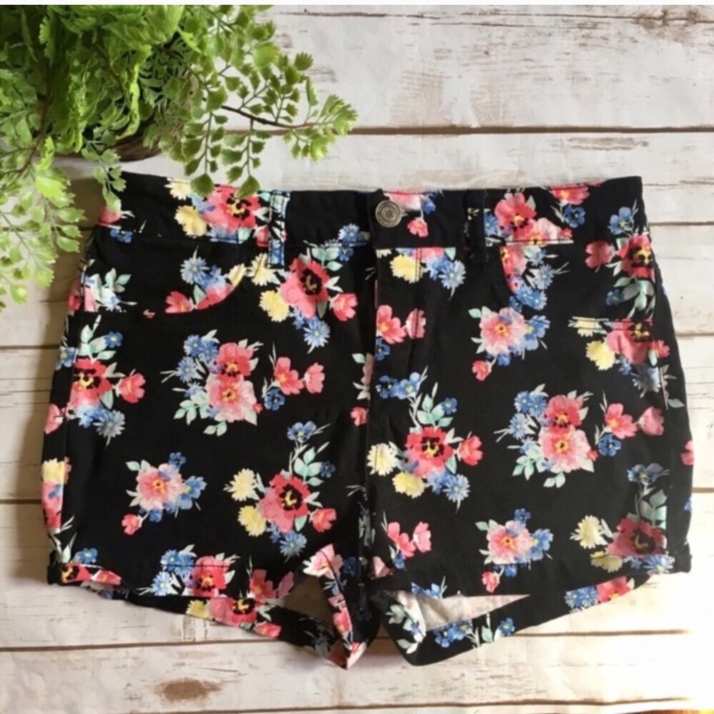 SO Black Floral Shorts ☀️